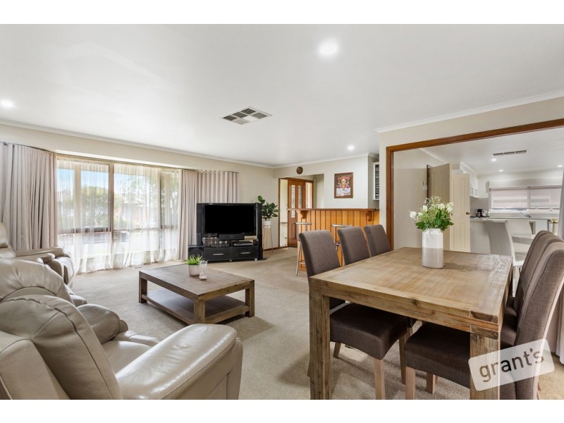 8 Kendall Drive, Narre Warren VIC 3805