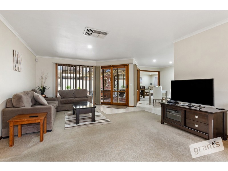 8 Kendall Drive, Narre Warren VIC 3805