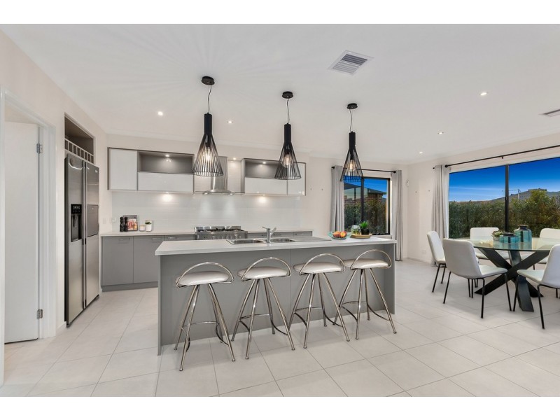 18 Welsh Crescent, Clyde North VIC 3978