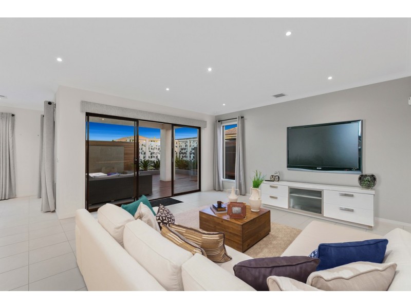 18 Welsh Crescent, Clyde North VIC 3978