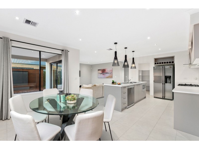 18 Welsh Crescent, Clyde North VIC 3978