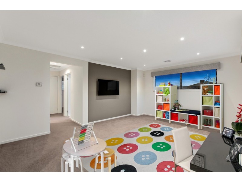 18 Welsh Crescent, Clyde North VIC 3978