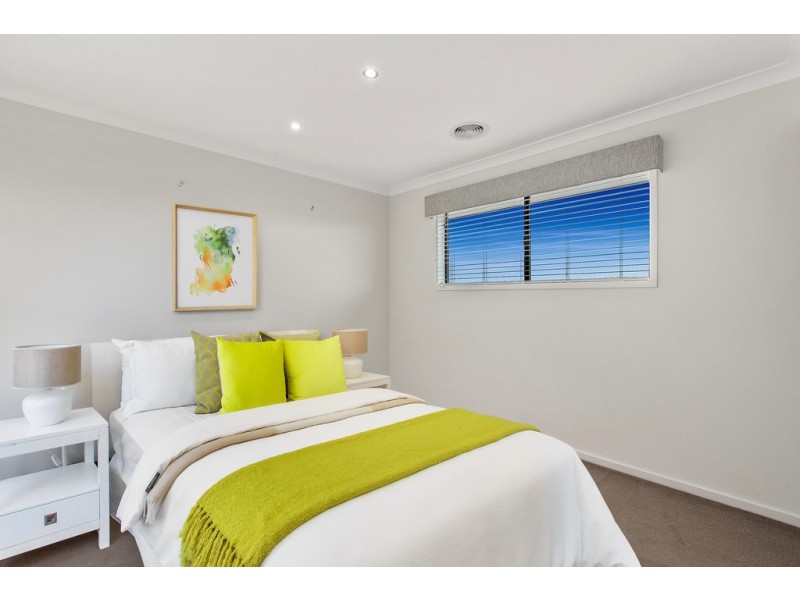 18 Welsh Crescent, Clyde North VIC 3978