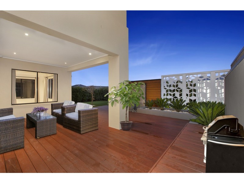 18 Welsh Crescent, Clyde North VIC 3978