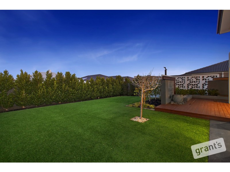 18 Welsh Crescent, Clyde North VIC 3978