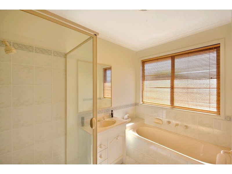 20 Deanswood Way, Narre Warren VIC 3805