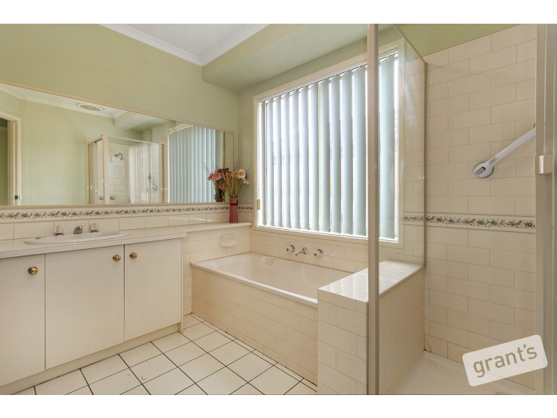 27 Adelaide Close, Berwick VIC 3806