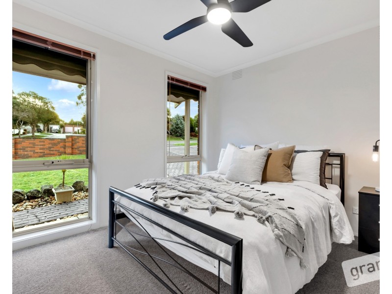70 Chalcot Drive, Endeavour Hills VIC 3802