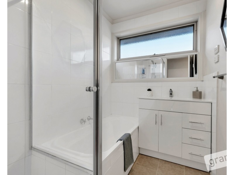 70 Chalcot Drive, Endeavour Hills VIC 3802