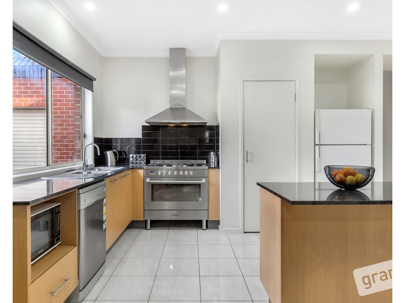 2 Merrowland Avenue, Cranbourne North VIC 3977