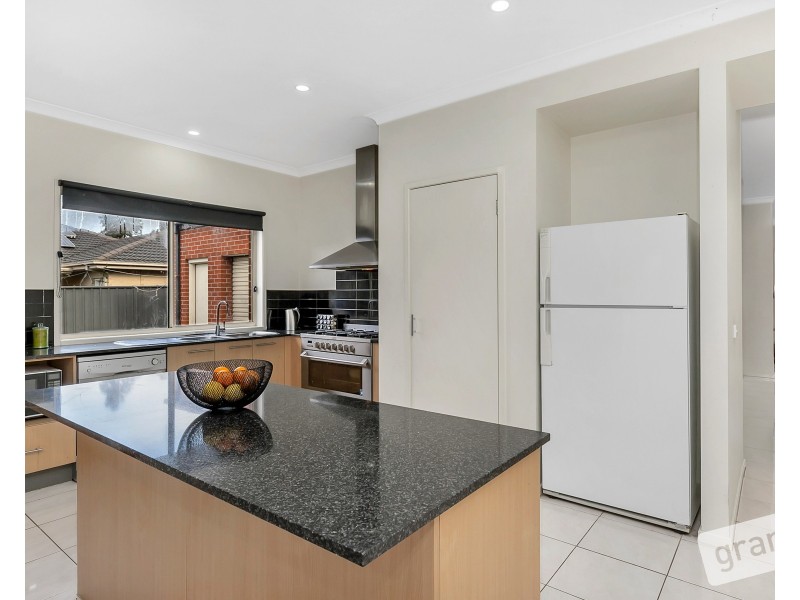 2 Merrowland Avenue, Cranbourne North VIC 3977