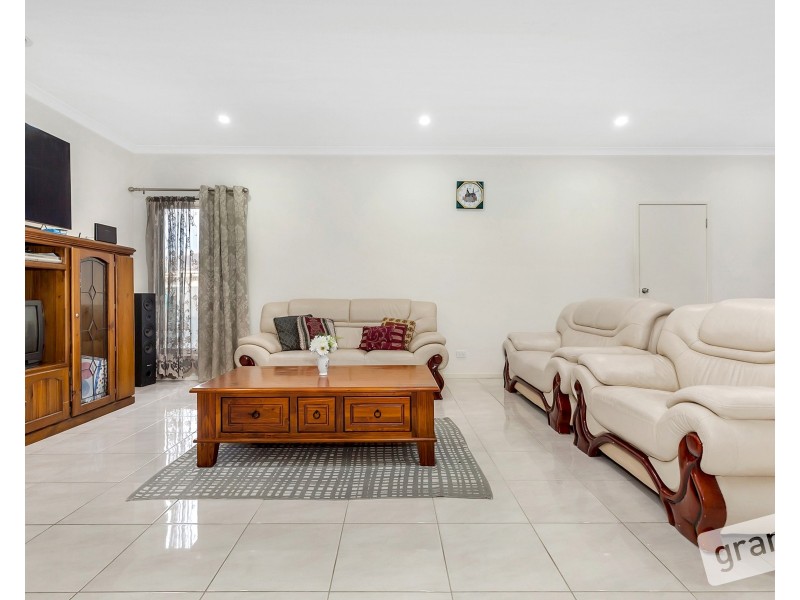 2 Merrowland Avenue, Cranbourne North VIC 3977