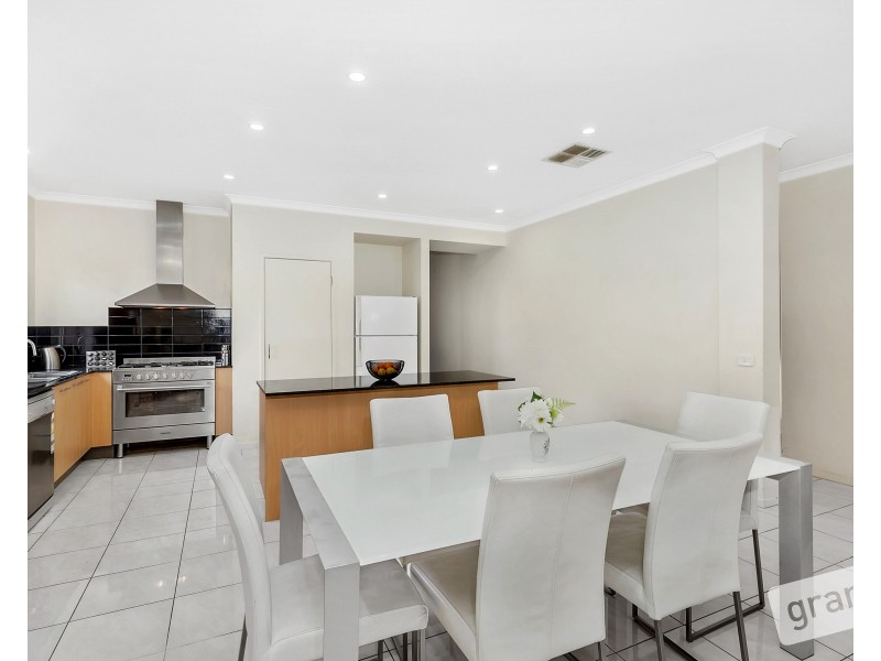 2 Merrowland Avenue, Cranbourne North VIC 3977