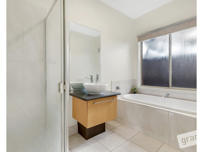 2 Merrowland Avenue, Cranbourne North VIC 3977