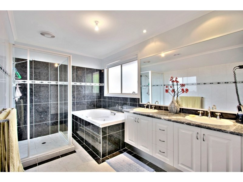 21 Coachwood Crescent, Narre Warren VIC 3805