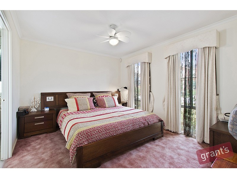 8 Canterbury Close, Narre Warren VIC 3805