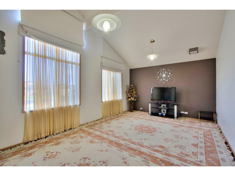 10 Scarborough Drive, Narre Warren South VIC 3805