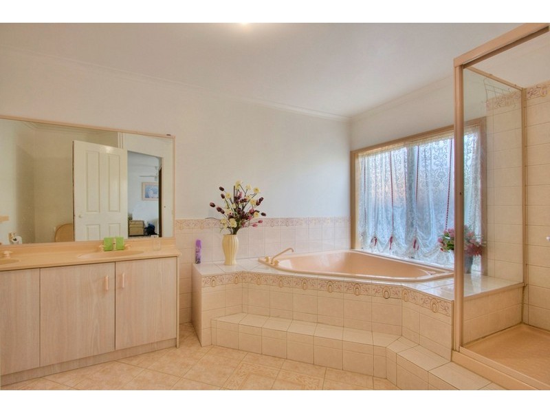 10 Scarborough Drive, Narre Warren South VIC 3805