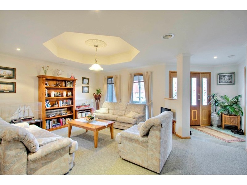 9 Kippenross Drive, Narre Warren South VIC 3805