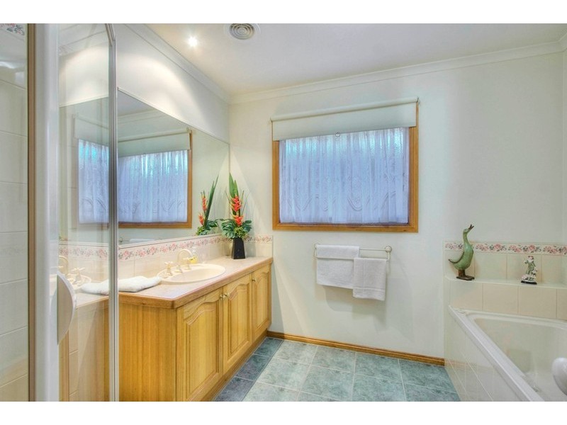 9 Kippenross Drive, Narre Warren South VIC 3805