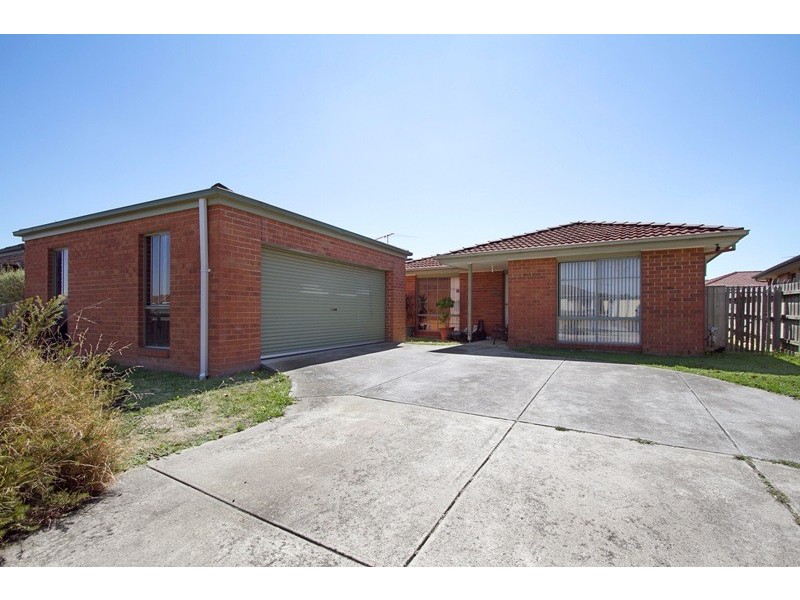 18 Sneddon Drive, Narre Warren South VIC 3805