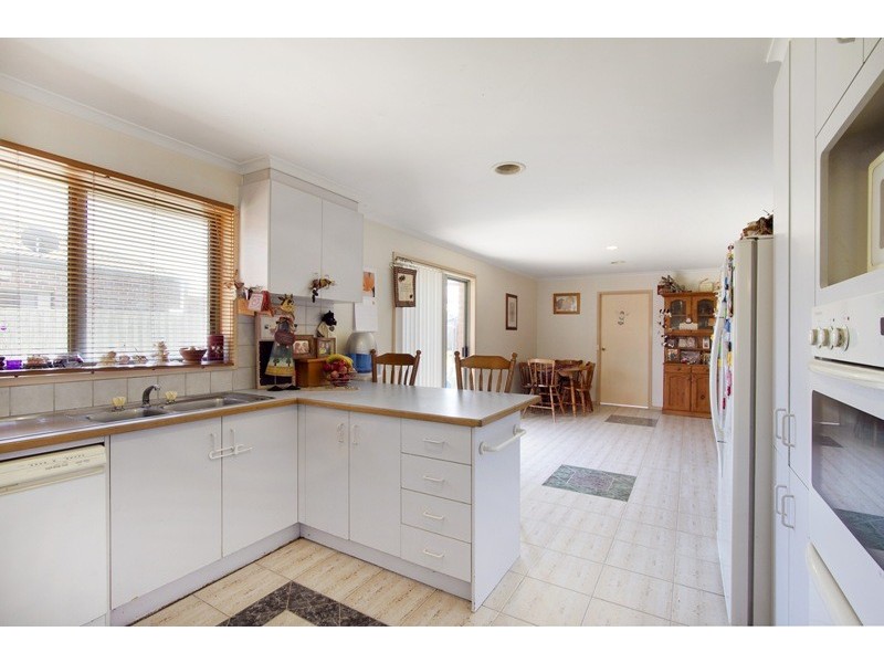 18 Sneddon Drive, Narre Warren South VIC 3805