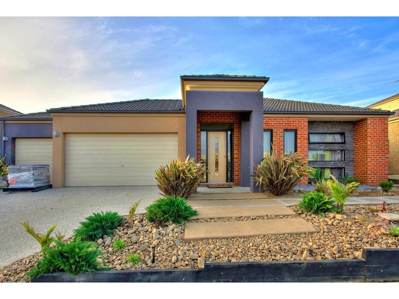 12 Fallingwater Drive, Pakenham VIC 3810
