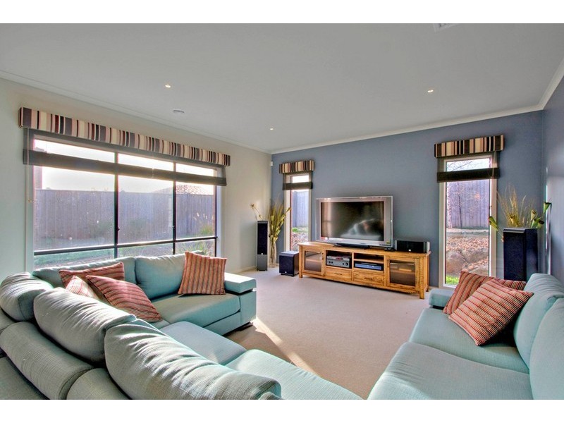 12 Fallingwater Drive, Pakenham VIC 3810
