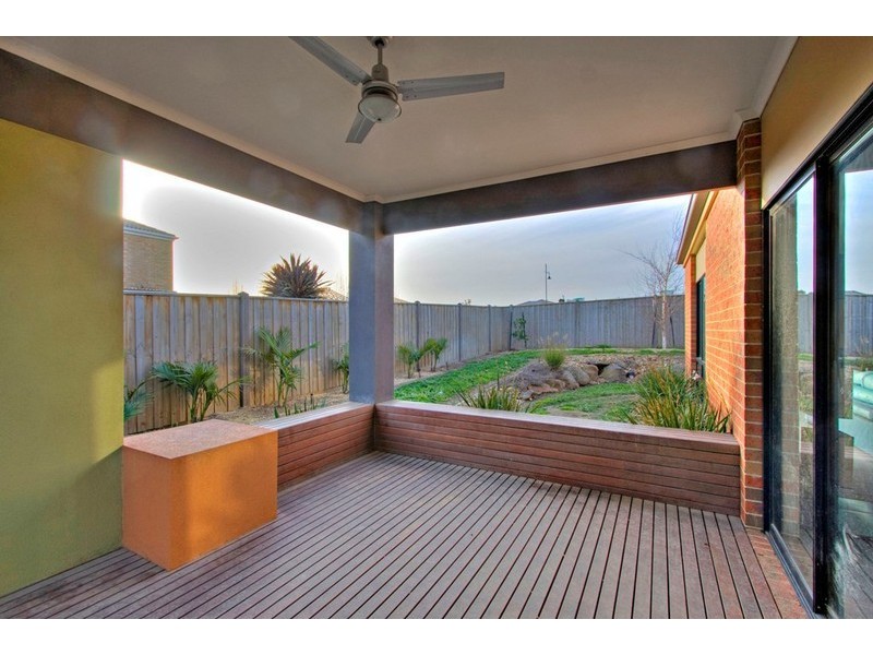 12 Fallingwater Drive, Pakenham VIC 3810