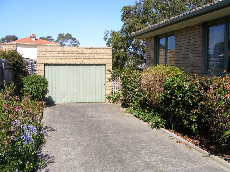 2 Chateau Avenue, Narre Warren VIC 3805