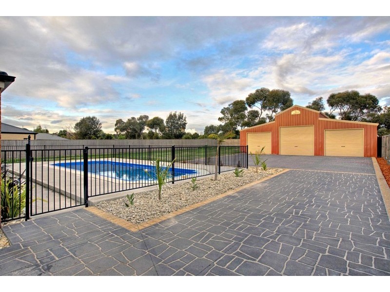 12 Foxborough Glade, Narre Warren North VIC 3804