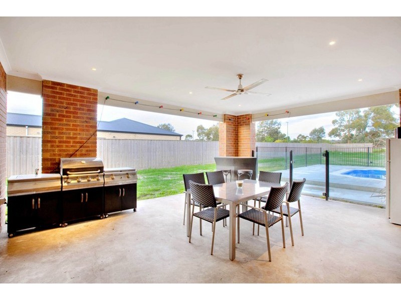 12 Foxborough Glade, Narre Warren North VIC 3804