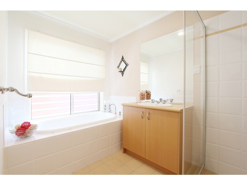 4 Ormiston Place, Narre Warren South VIC 3805