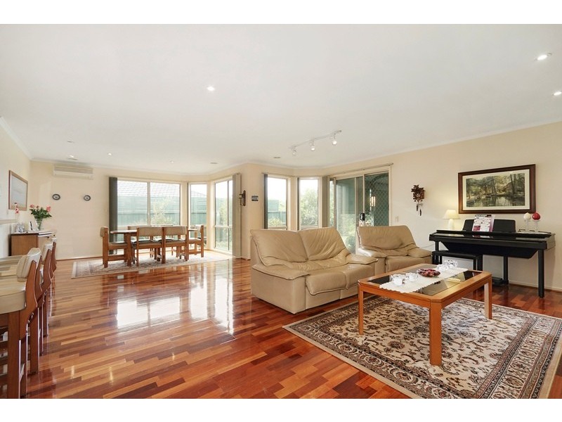 18 Ormiston Place, Narre Warren South VIC 3805