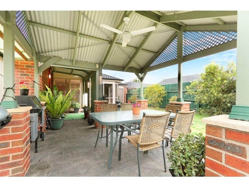 18 Ormiston Place, Narre Warren South VIC 3805