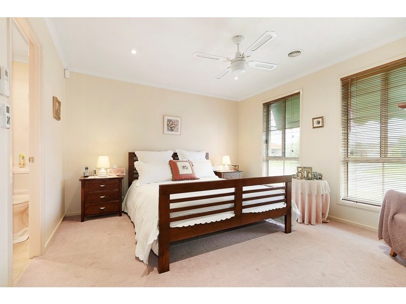 18 Ormiston Place, Narre Warren South VIC 3805