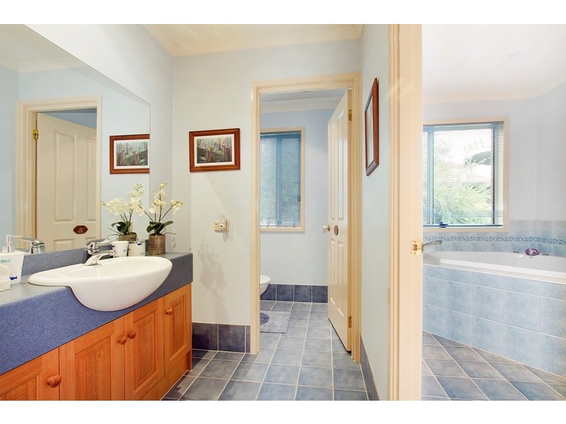 18 Ormiston Place, Narre Warren South VIC 3805