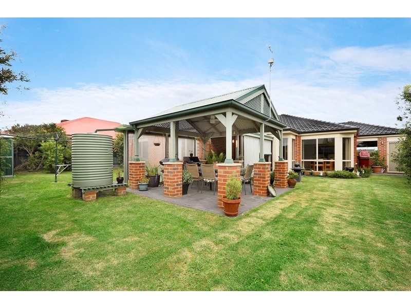 18 Ormiston Place, Narre Warren South VIC 3805