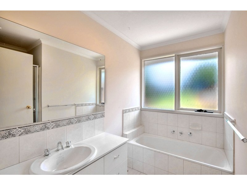 34 Saxonwood Drive, Narre Warren VIC 3805