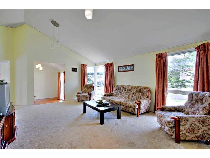 27 Lawrence Drive, Berwick VIC 3806