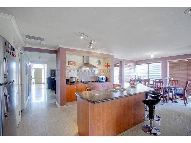 15 Fenton Place, Narre Warren South VIC 3805