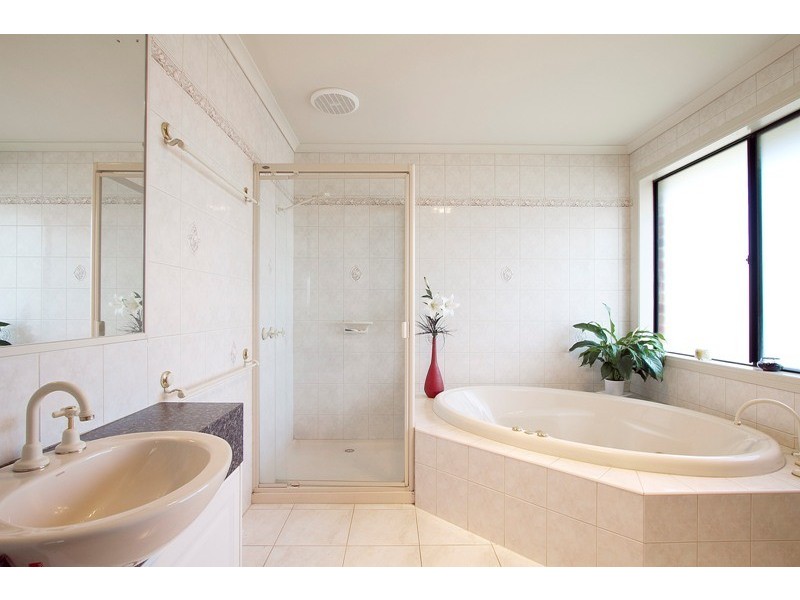 11 Ridgeway Chase, Narre Warren South VIC 3805