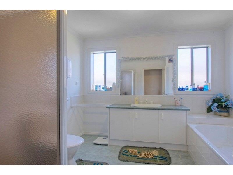 24 Gilmore Crescent, Lynbrook VIC 3975