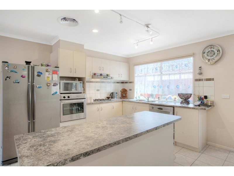 33 Chisholm Crescent, Narre Warren South VIC 3805