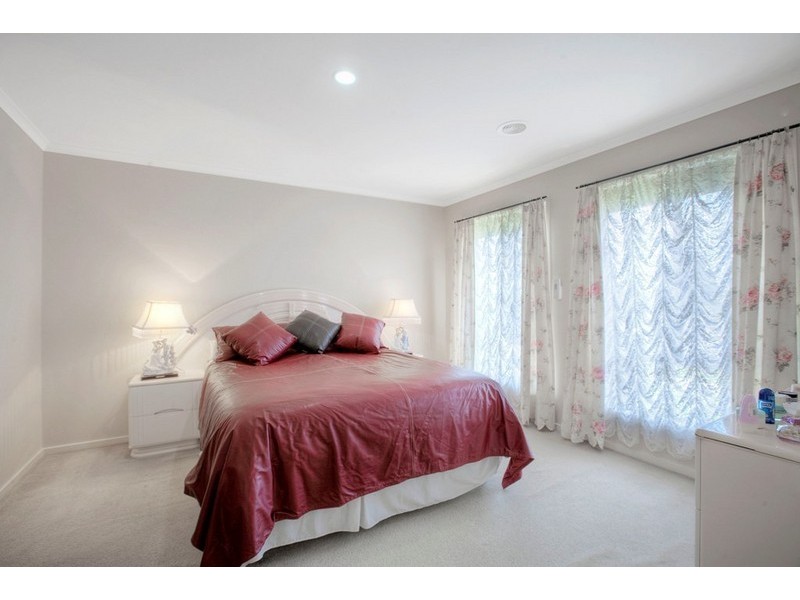 33 Chisholm Crescent, Narre Warren South VIC 3805