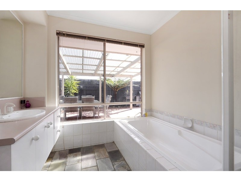 8 England Walk, Narre Warren South VIC 3805