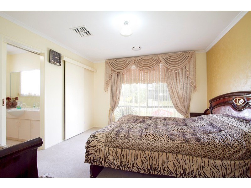 2 Finbar Court, Narre Warren South VIC 3805