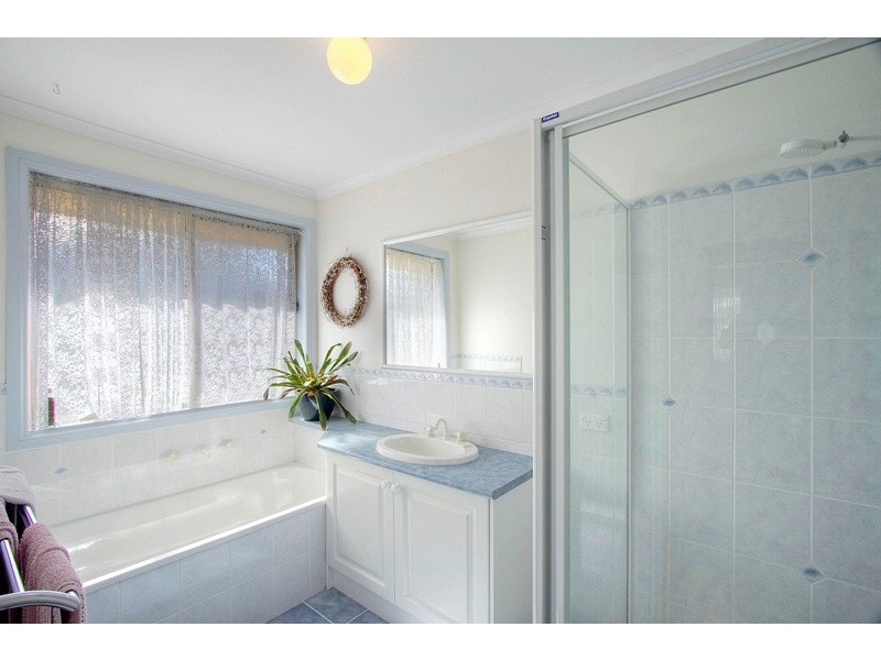 4 Sherwood Road, Narre Warren South VIC 3805