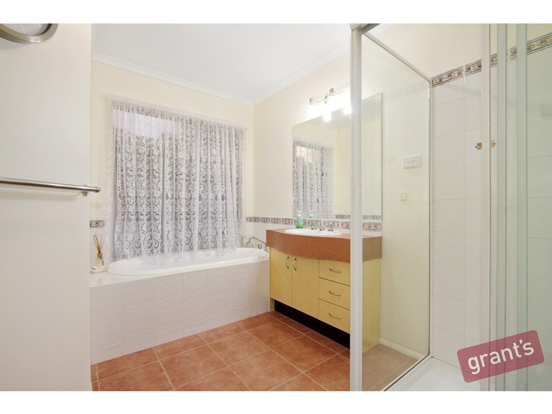 4 Castleridge Court, Narre Warren South VIC 3805