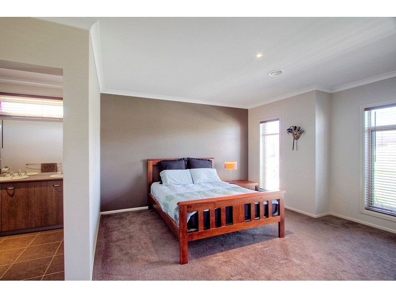 41 Bronson Circuit, Cranbourne North VIC 3977